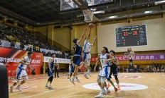 九游体育中国官网-西北大学准备比赛，主教练研究对手战术