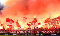 九游体育网页版入口-利物浦队员两黄变一红影响球队战绩