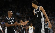 九游体育亚洲官网-关于马刺战胜雄鹿保住主场优势，攻的信息