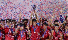 九游体育官网入口-胜利在望的足球赛场，女队勇往直前