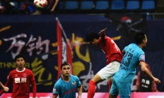 九游体育入口-球员们在场上全神贯注，奋力拼搏争取胜利