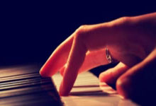 射击选手决赛再创佳绩，瞄准命中中靶心