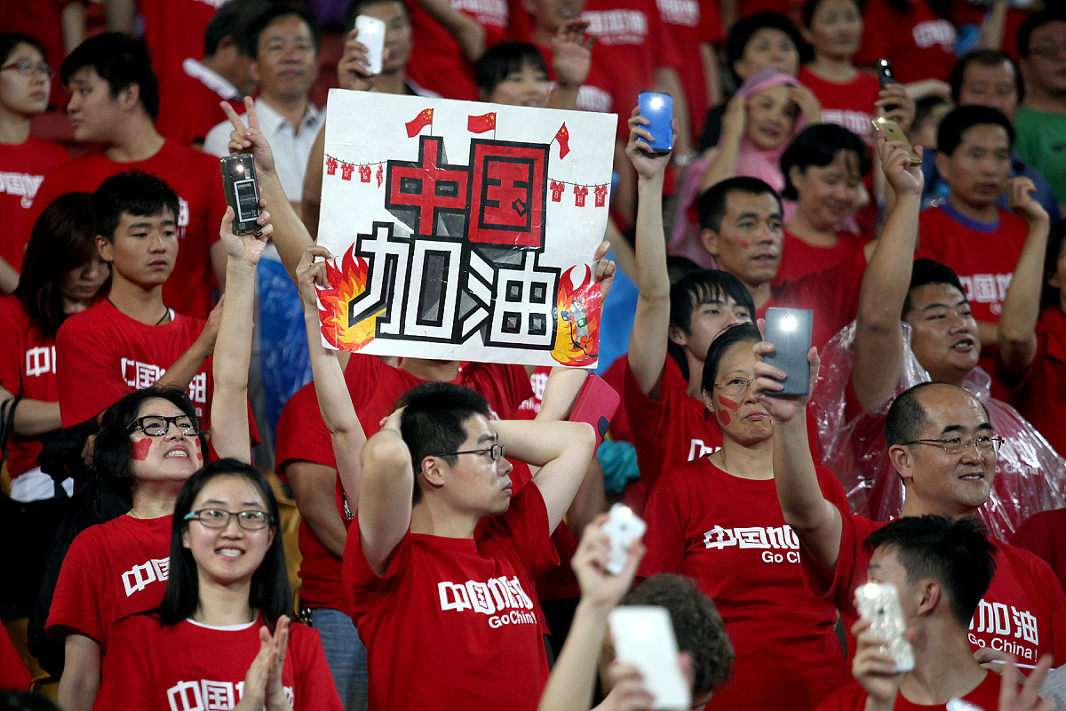 球员们在场上全神贯注，奋力拼搏争取胜利