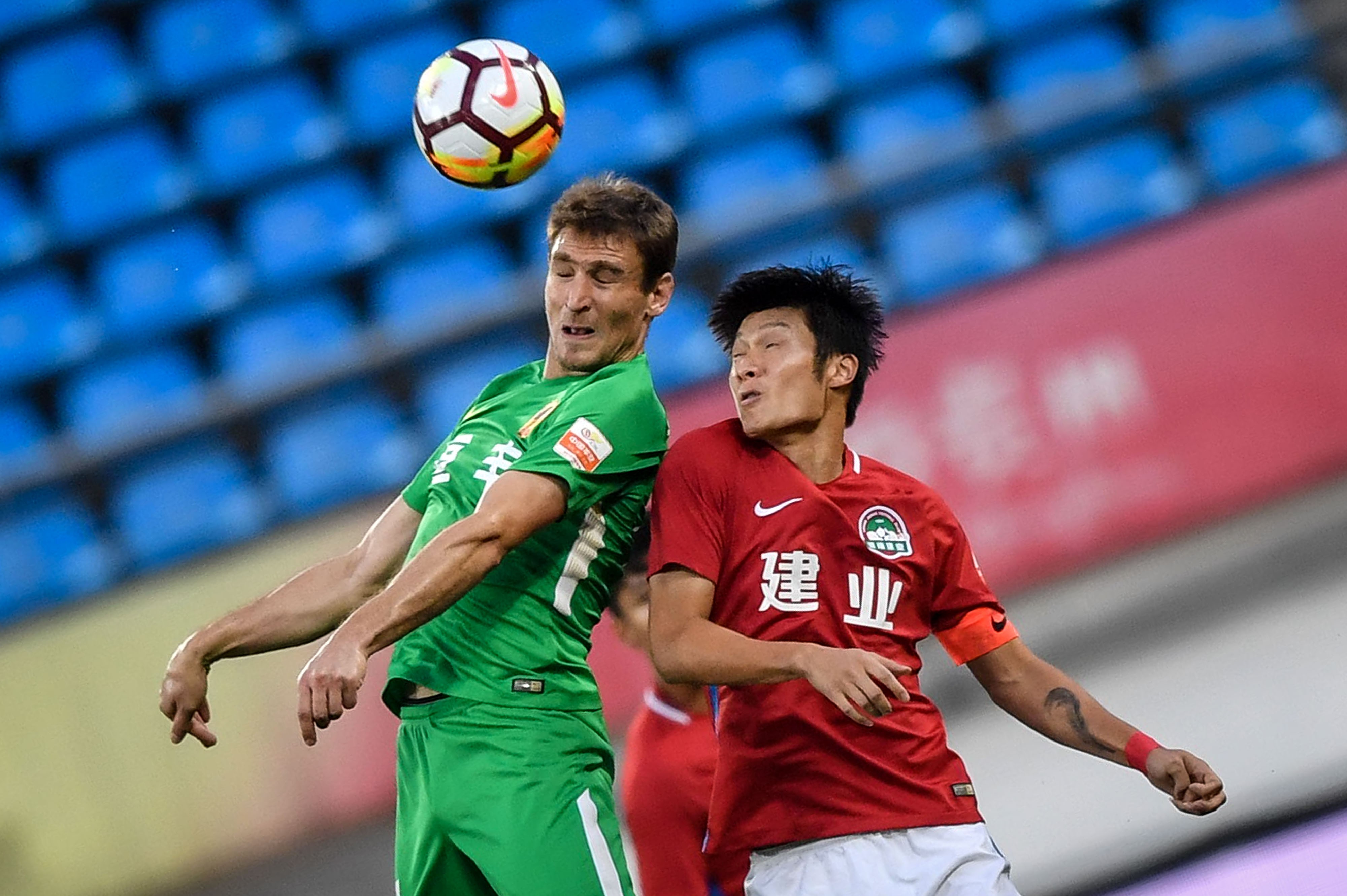 包含河南建业在红盾大战中主场一球小胜，重登积分榜前列的词条