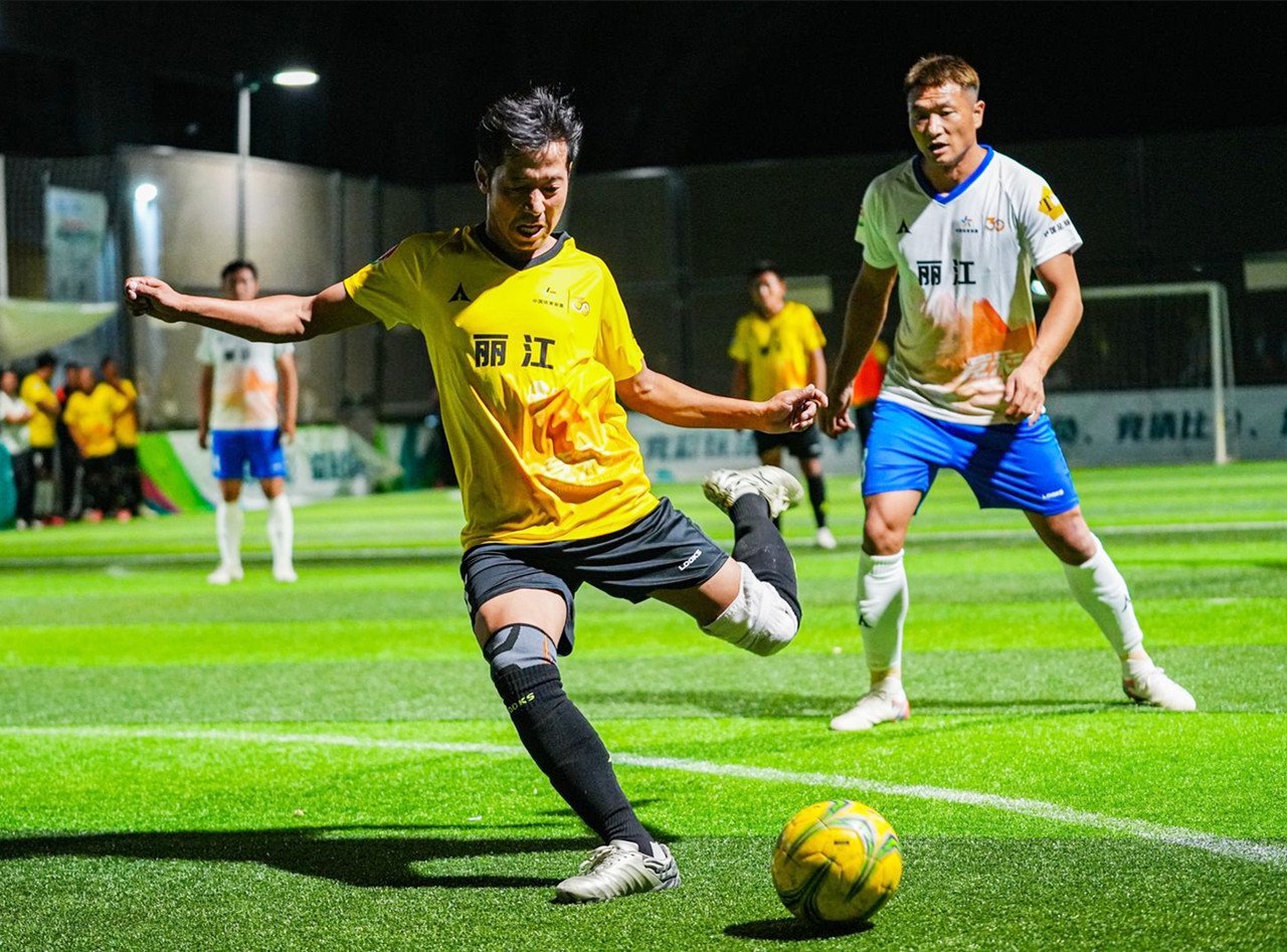 紧张激烈的足球比赛掀开帷幕