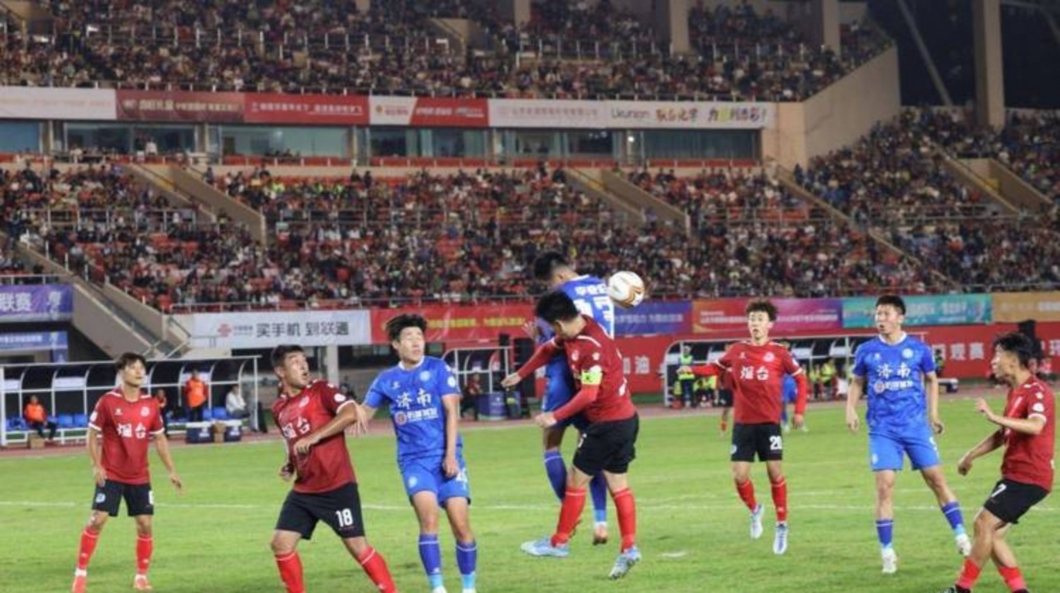 包含情绪激动：球迷激情支持现场氛围热烈的词条